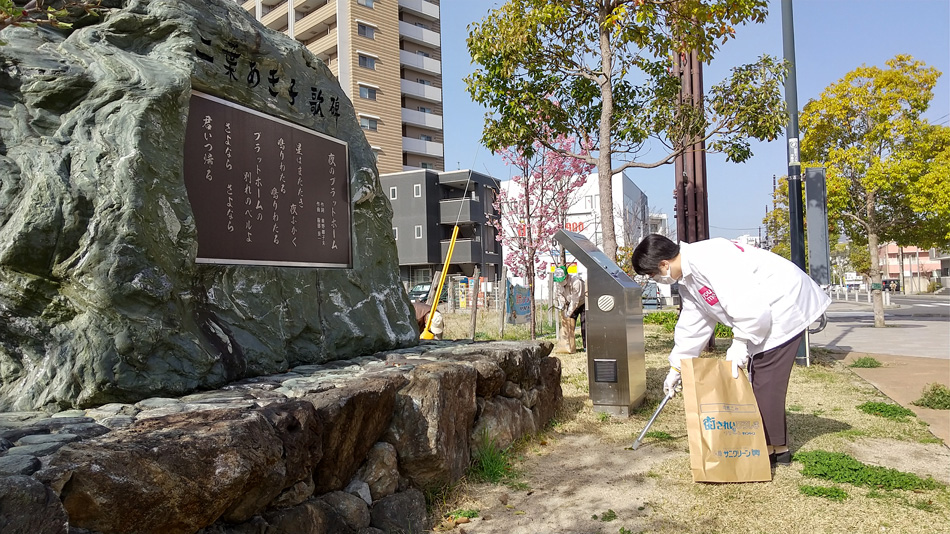 『エキキタ・まちづくり一斉清掃で本社周辺のゴミ拾い』のようす